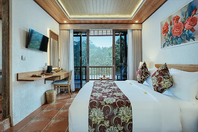 Deluxe room with pool view